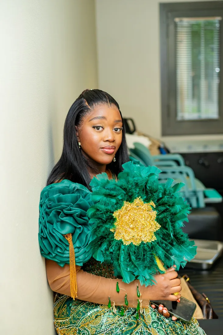 Tenue traditionnelle verte et or lors d'un mariage coutumier