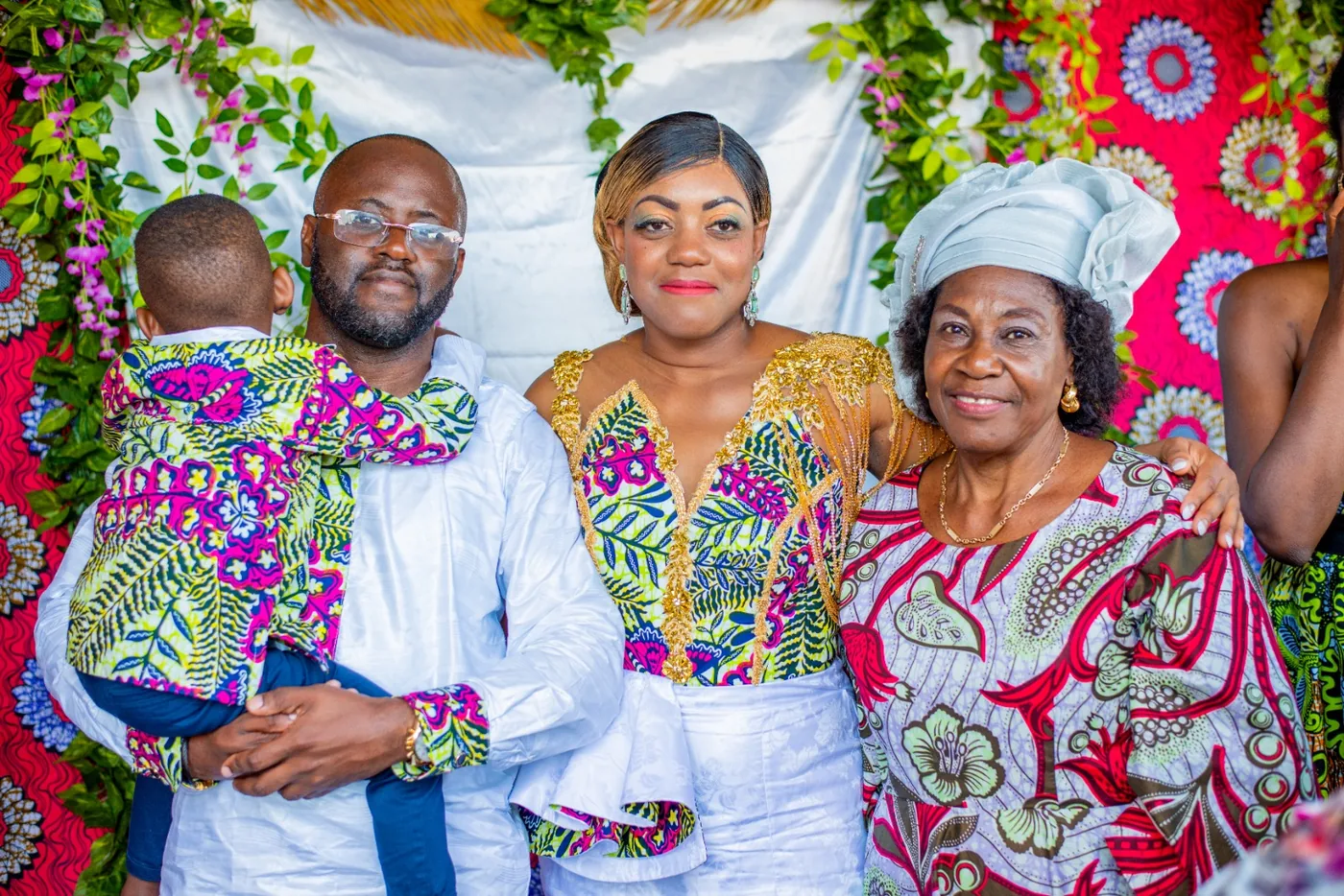 La famille réunie en tenues traditionnelles