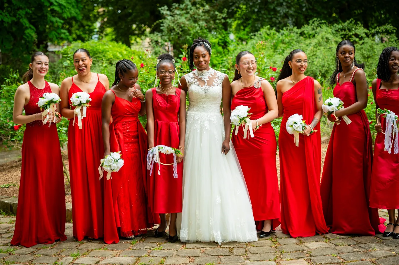 La mariée entourée de ses demoiselles d'honneur en rouge